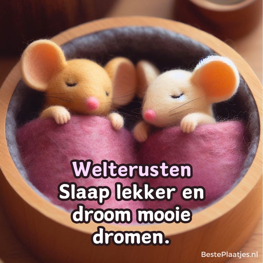 Twee schattige muisjes slapen onder een roze deken in een houten mand